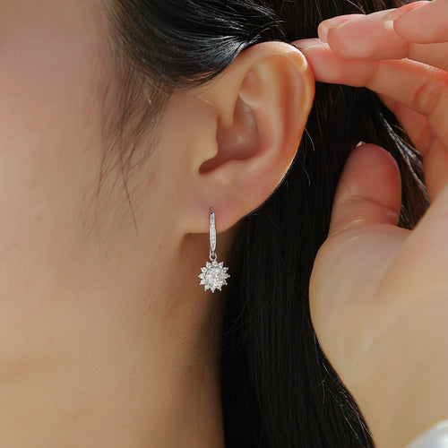 18K White Gold Flower-Shaped 0.5 Carat Round Diamond Stud Earrings (0.5 Carat Each)