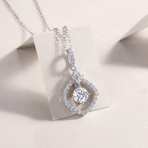 18K White Gold Oval-Shaped Pendant Necklace with a 1 Carat Round Diamond for Women